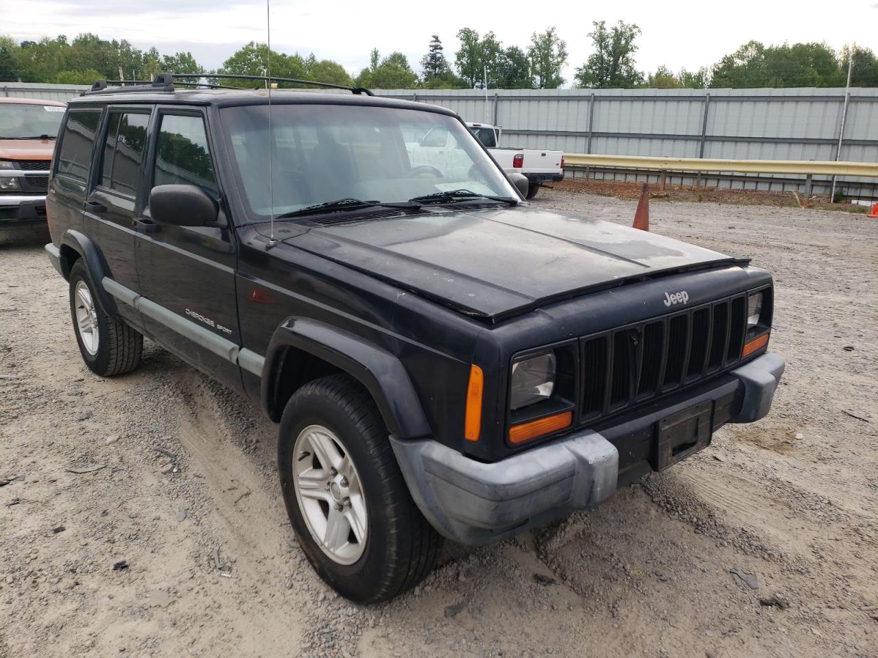 JEEP CHEROKEE S 2000 with VIN 1J4FF48S8YL192228 - Photo from auction