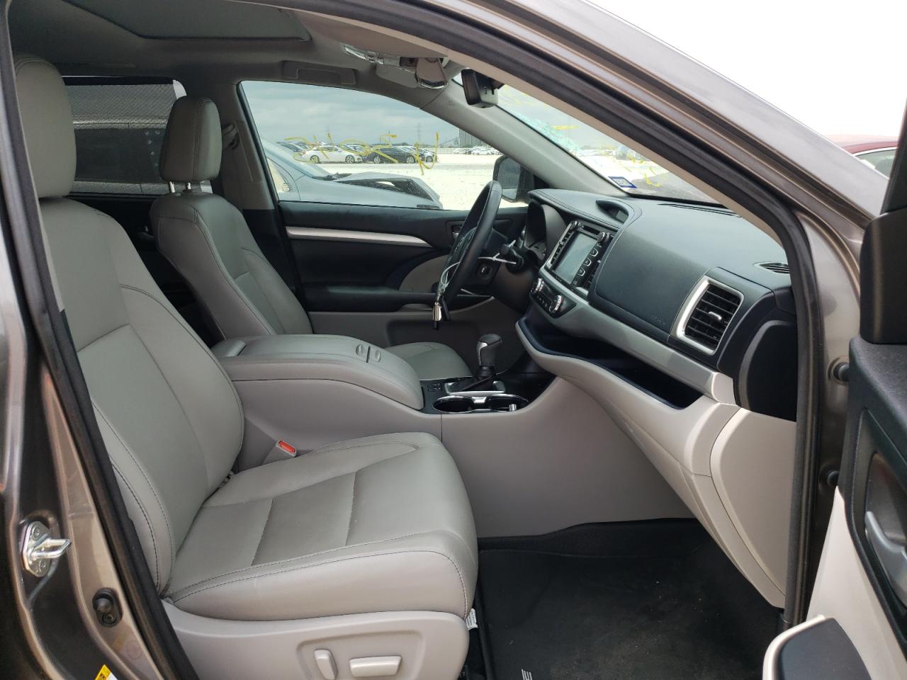Photo 5 from auction – 2018 TOYOTA HIGHLANDER with VIN 5TDKZRFH9JS540428