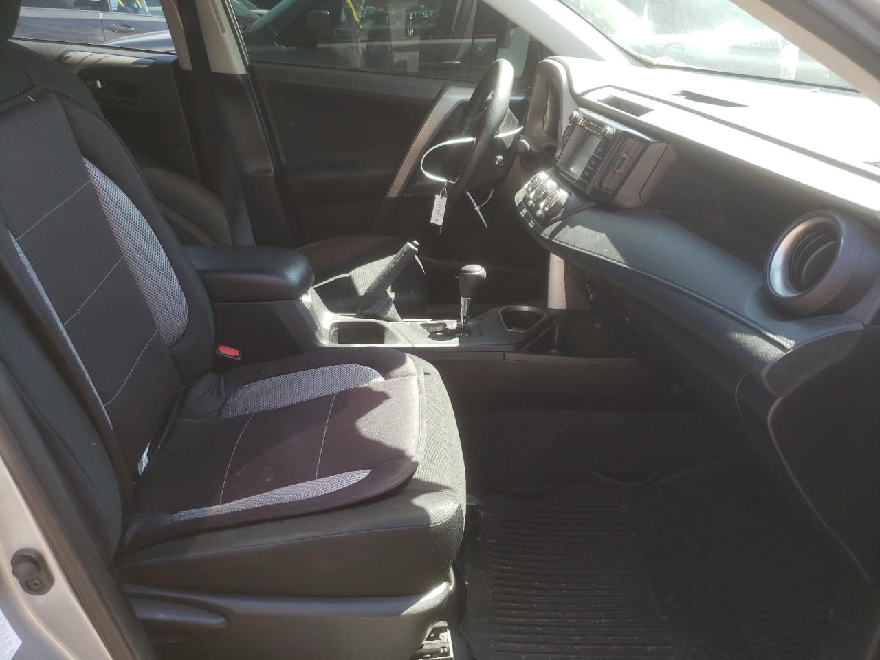 Photo 5 from auction – 2017 TOYOTA RAV4 LE with VIN 2T3BFREVXHW635282