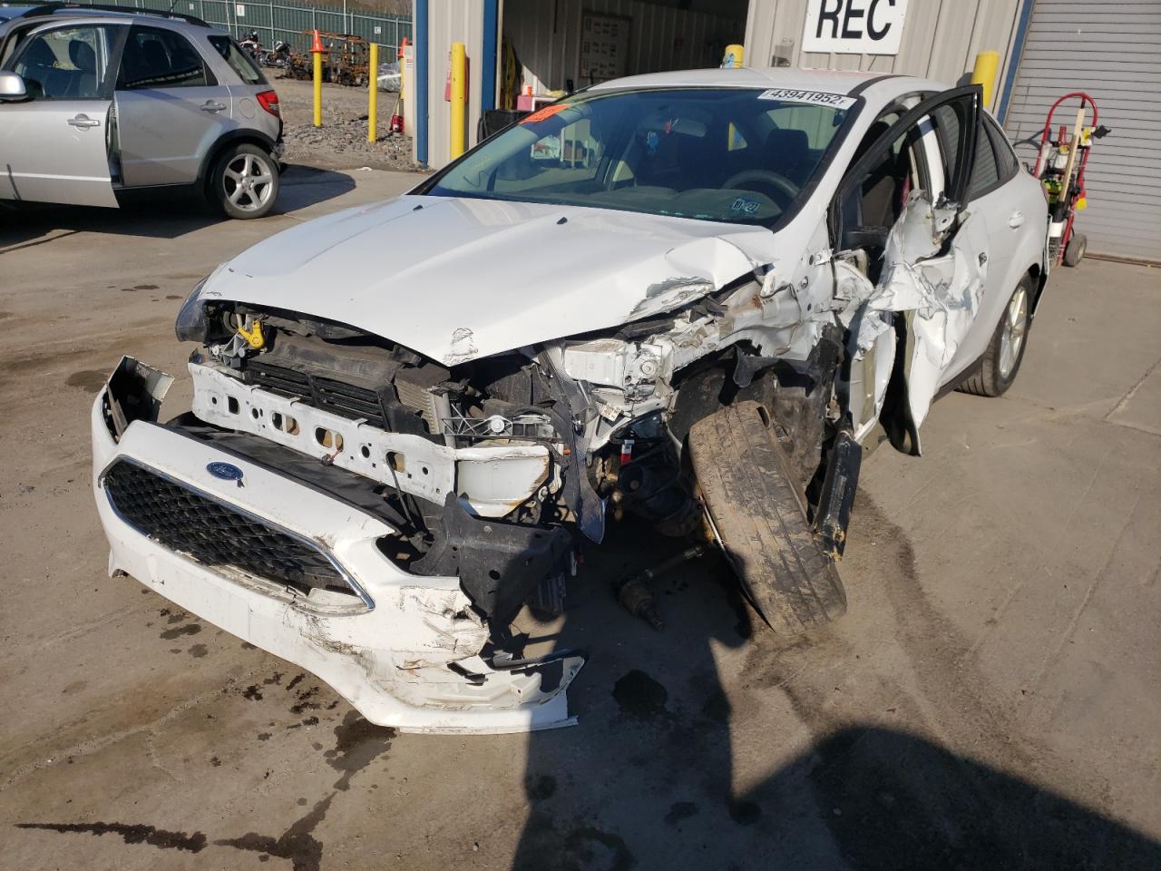 Photo 2 from auction – 2017 FORD FOCUS SE with VIN 1FADP3F28HL326751