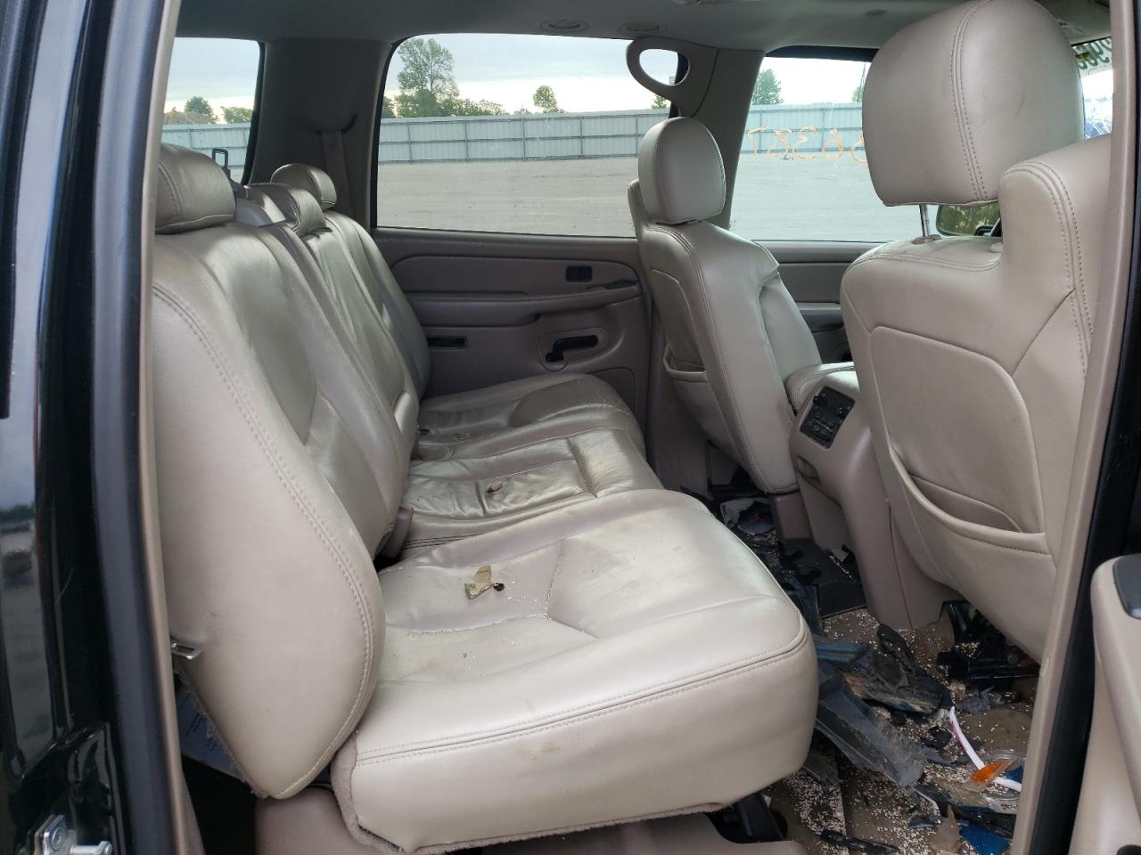 Photo 6 from auction – 2005 CHEVROLET SUBURBAN with VIN 3GNEC16Z35G189472