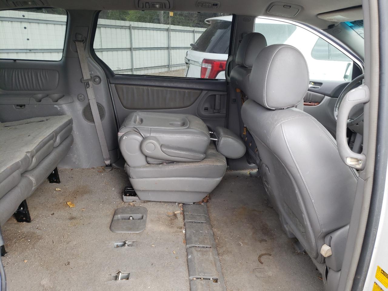Photo 6 from auction – 2004 TOYOTA SIENNA XLE with VIN 5TDZA22C34S004828
