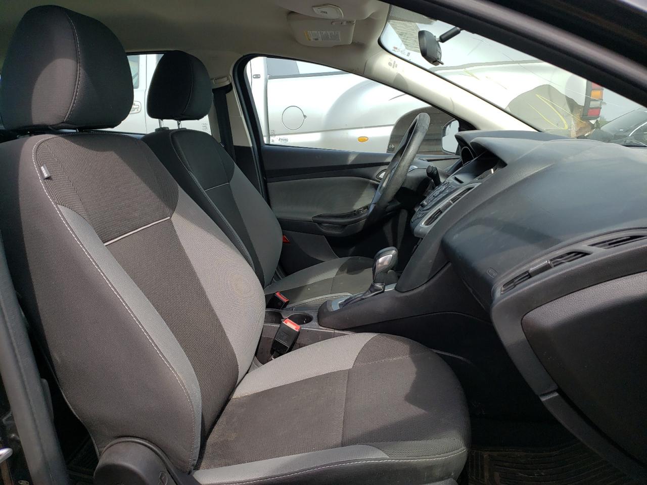 Photo 5 from auction – 2014 FORD FOCUS SE with VIN 1FADP3F27EL371174