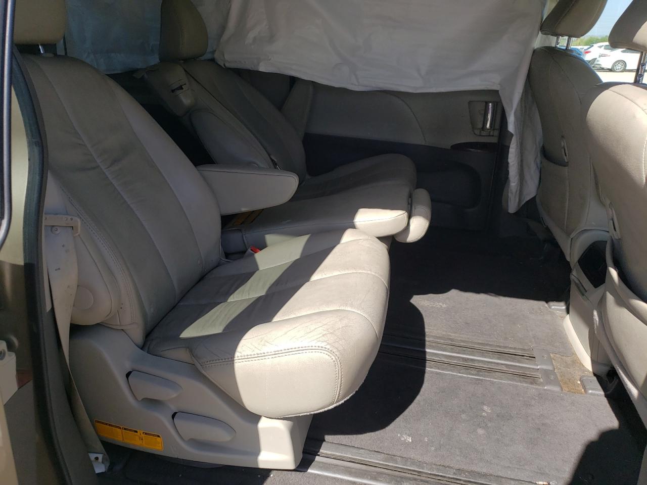 Photo 6 from auction – 2011 TOYOTA SIENNA XLE with VIN 5TDYK3DC2BS112849