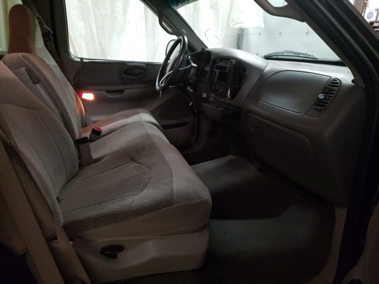 Photo 5 from auction – 2000 FORD F150 with VIN 1FTRX18L7YNA70536