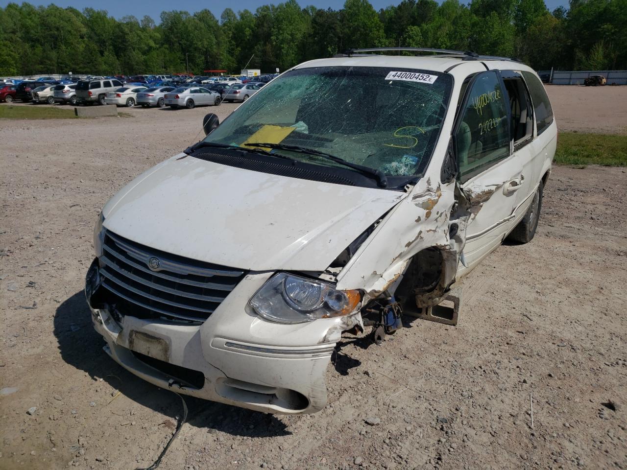 Photo 2 from auction – 2005 CHRYSLER TOWN & COU with VIN 2C8GP64L75R247254
