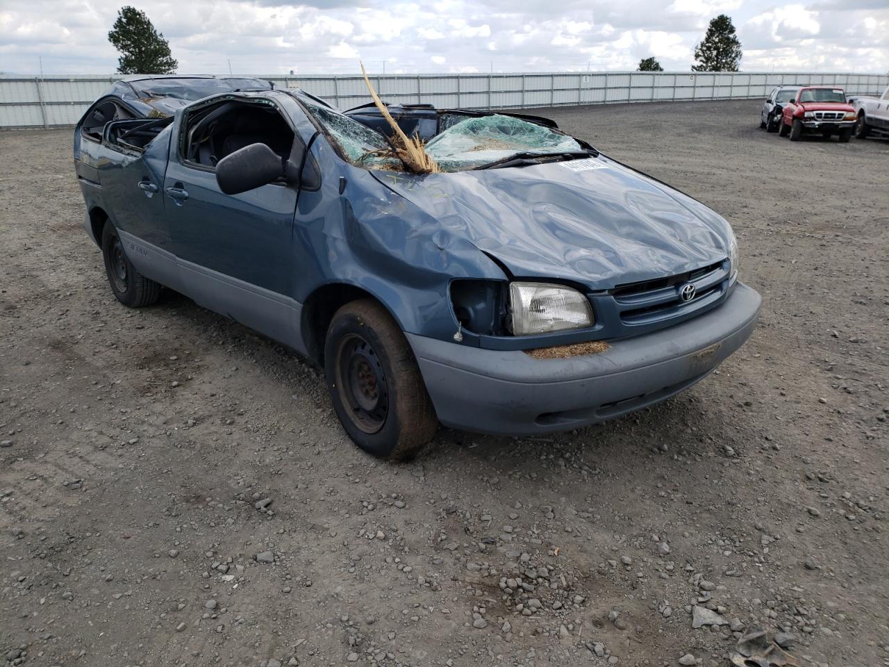 TOYOTA SIENNA CE 2000 with VIN 4T3ZF19C5YU276433 - Photo from auction