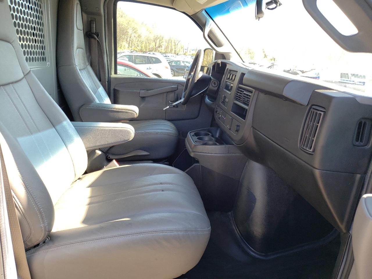 Photo 5 from auction – 2018 CHEVROLET EXPRESS G2 with VIN 1GCWGAFP6J1336229