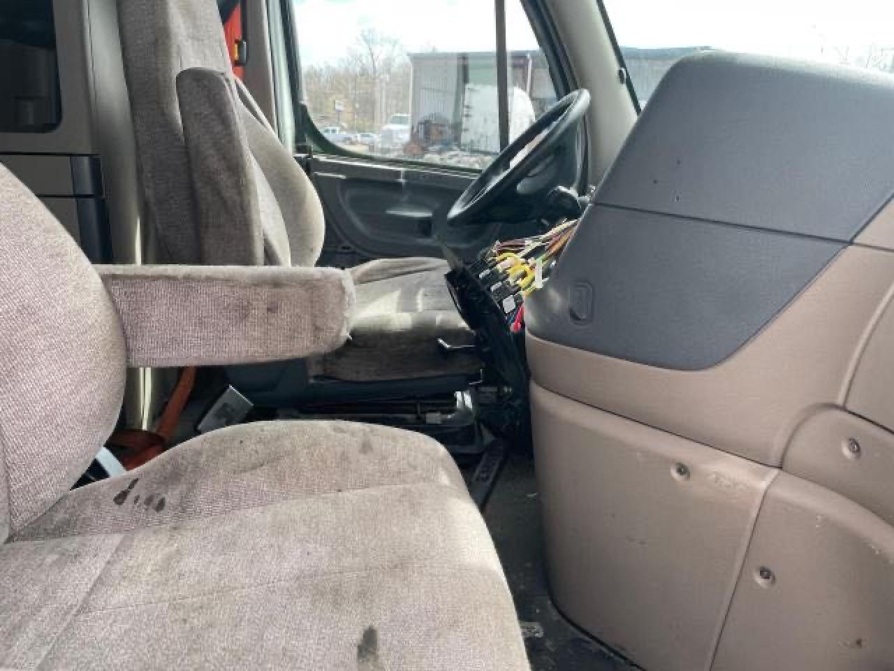 Photo 5 from auction – 2014 FREIGHTLINER CASCADIA 1 with VIN 3AKJGLD56ESFX5829