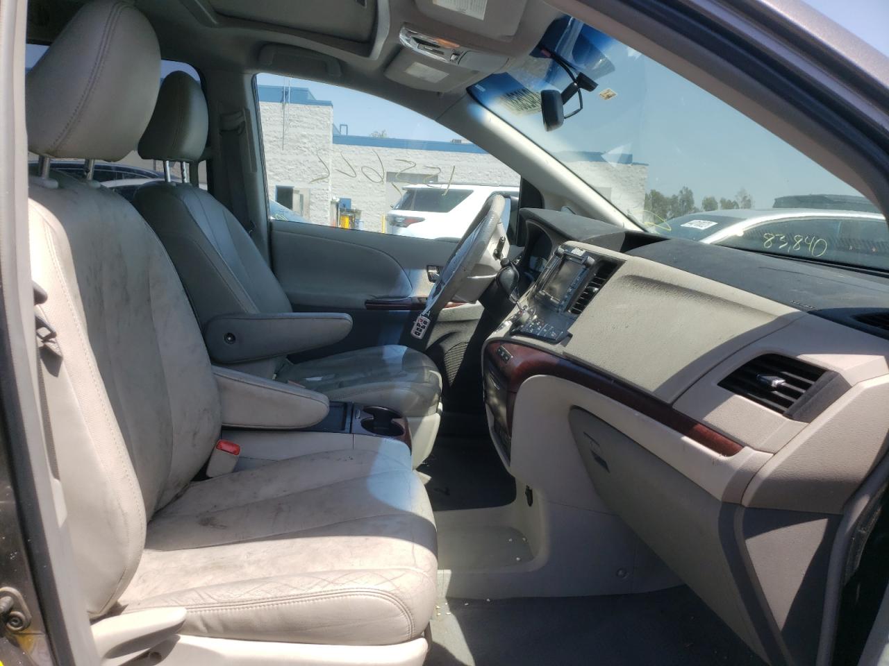Photo 5 from auction – 2011 TOYOTA SIENNA XLE with VIN 5TDYK3DC0BS086042