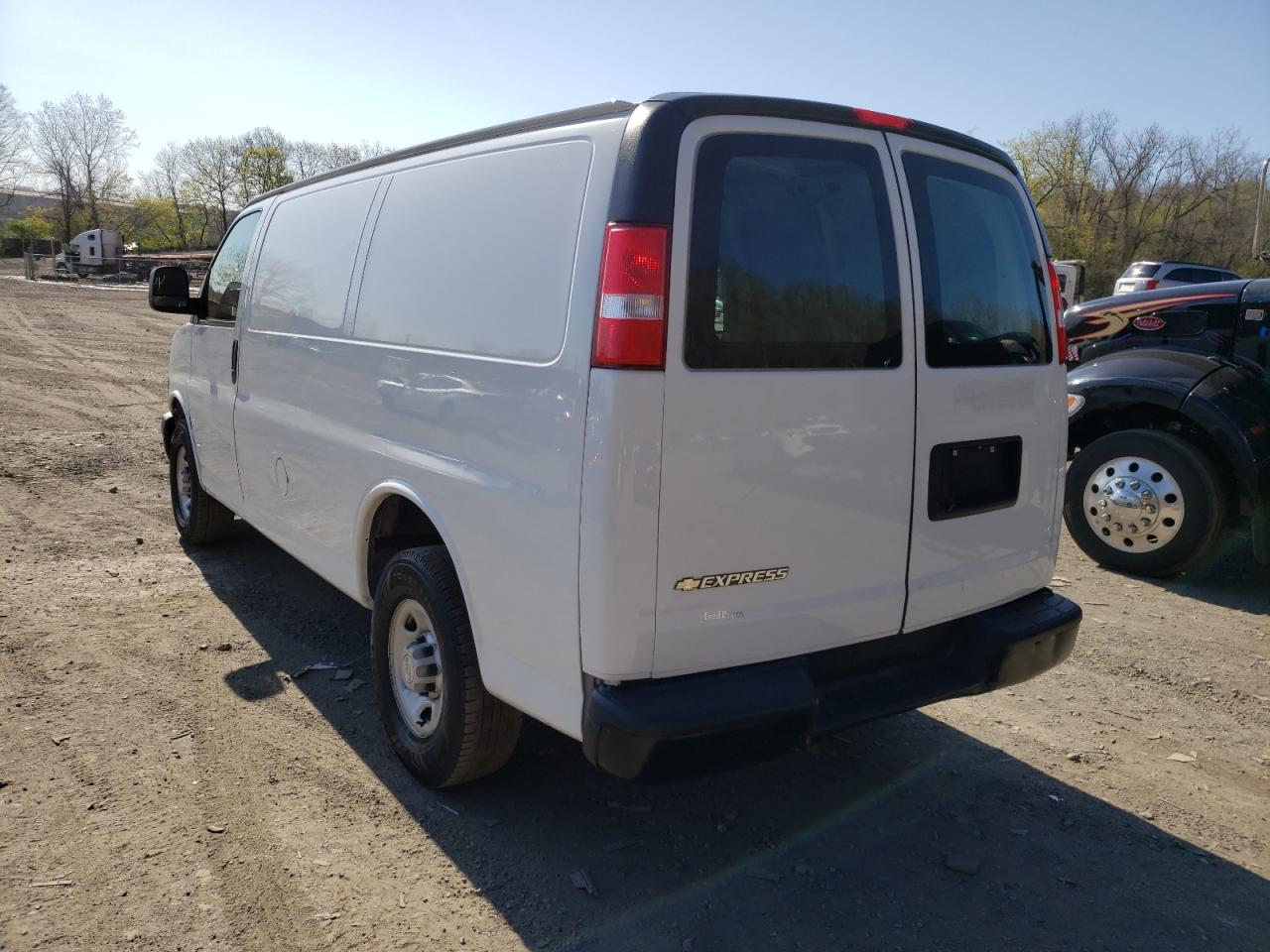 Photo 3 from auction – 2018 CHEVROLET EXPRESS G2 with VIN 1GCWGAFP6J1336229