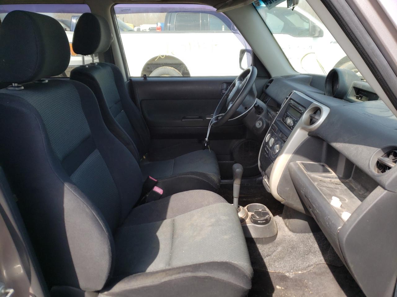 Photo 5 from auction – 2006 SCION XB with VIN JTLKT324064085929