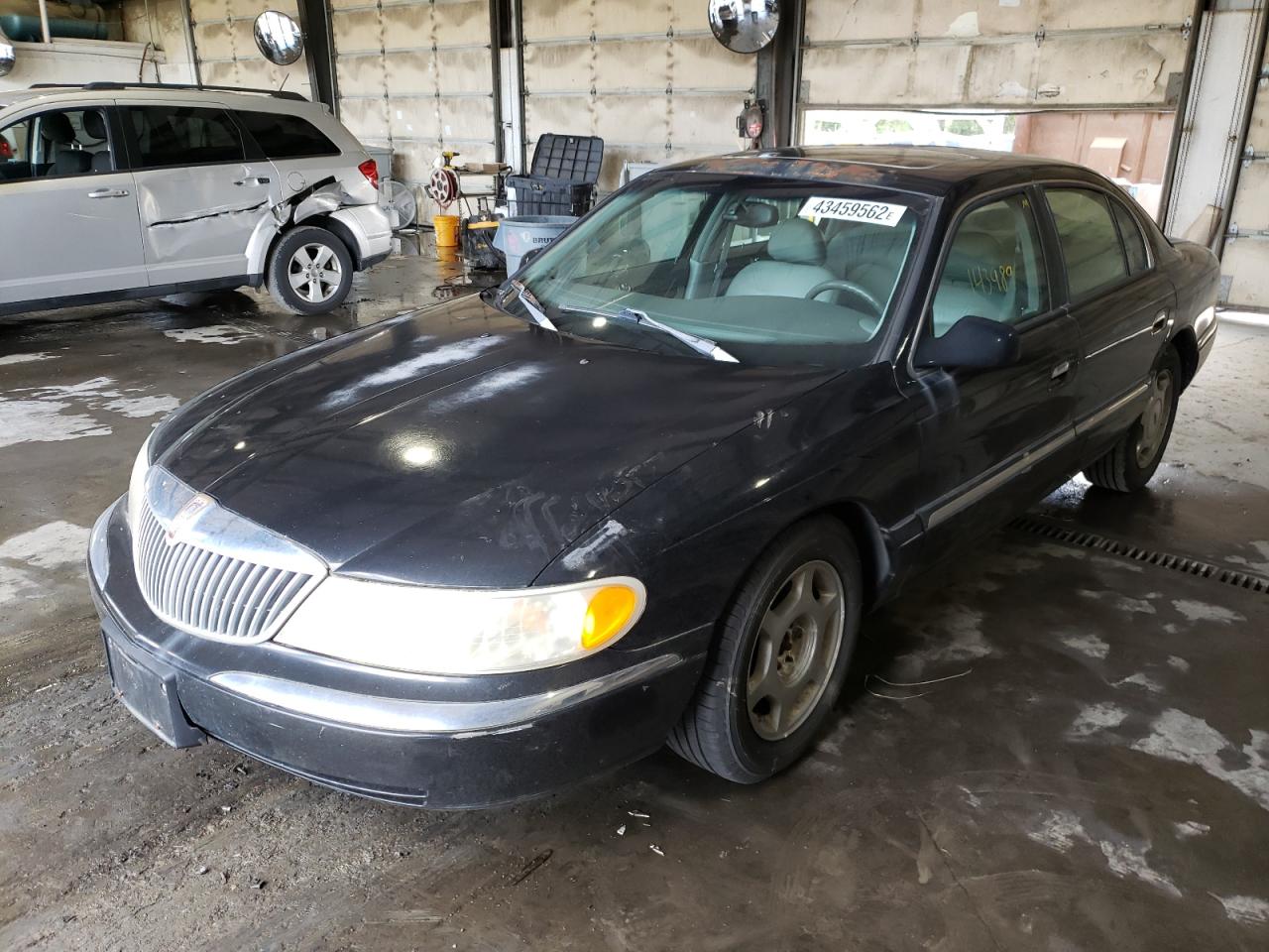 Photo 2 from auction – 1999 LINCOLN CONTINENTA with VIN 1LNHM97VXXY623162