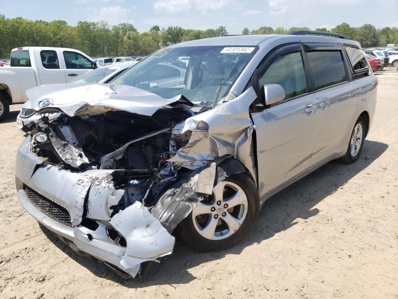Photo 2 from auction – 2011 TOYOTA SIENNA LE with VIN 5TDKK3DC8BS066692