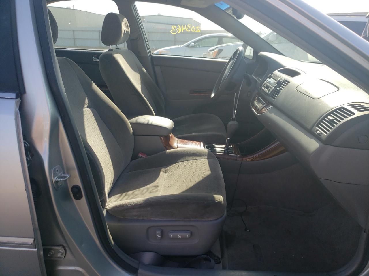 Photo 5 from auction – 2004 TOYOTA CAMRY LE with VIN JTDBF32K140156061