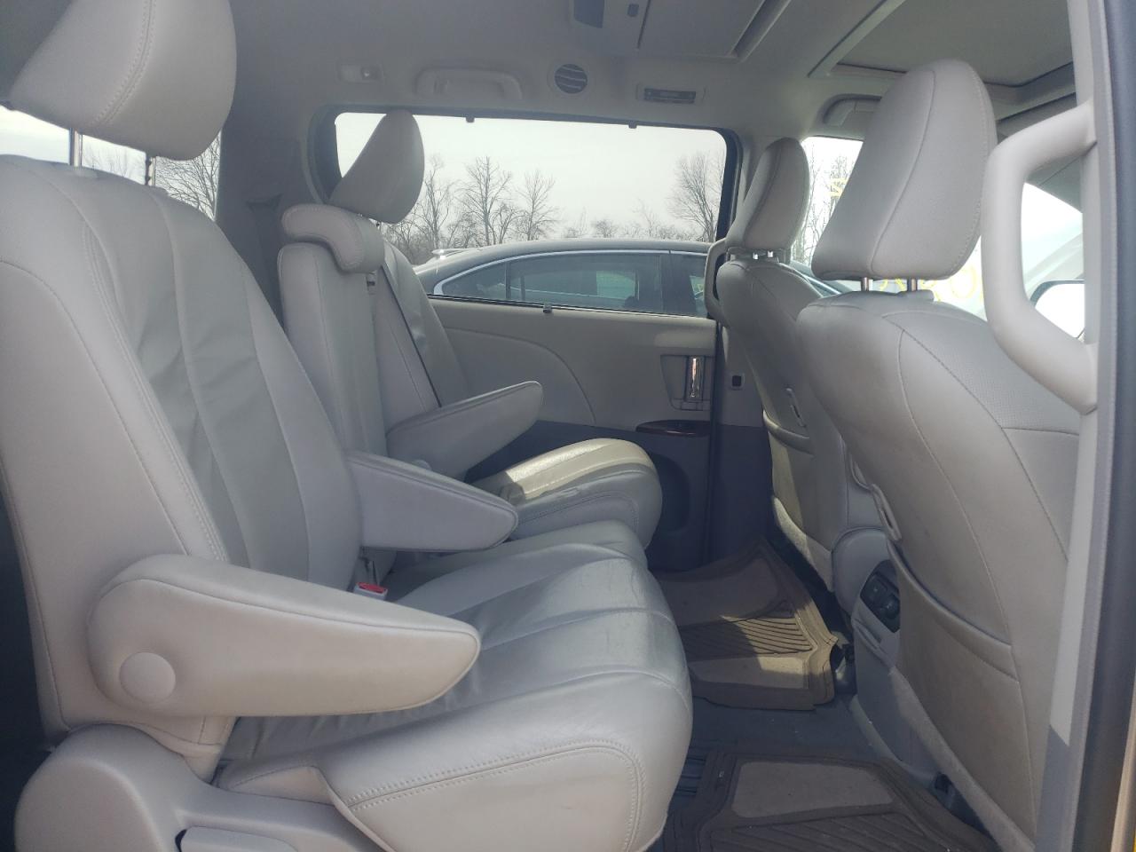 Photo 6 from auction – 2014 TOYOTA SIENNA XLE with VIN 5TDYK3DC8ES455072