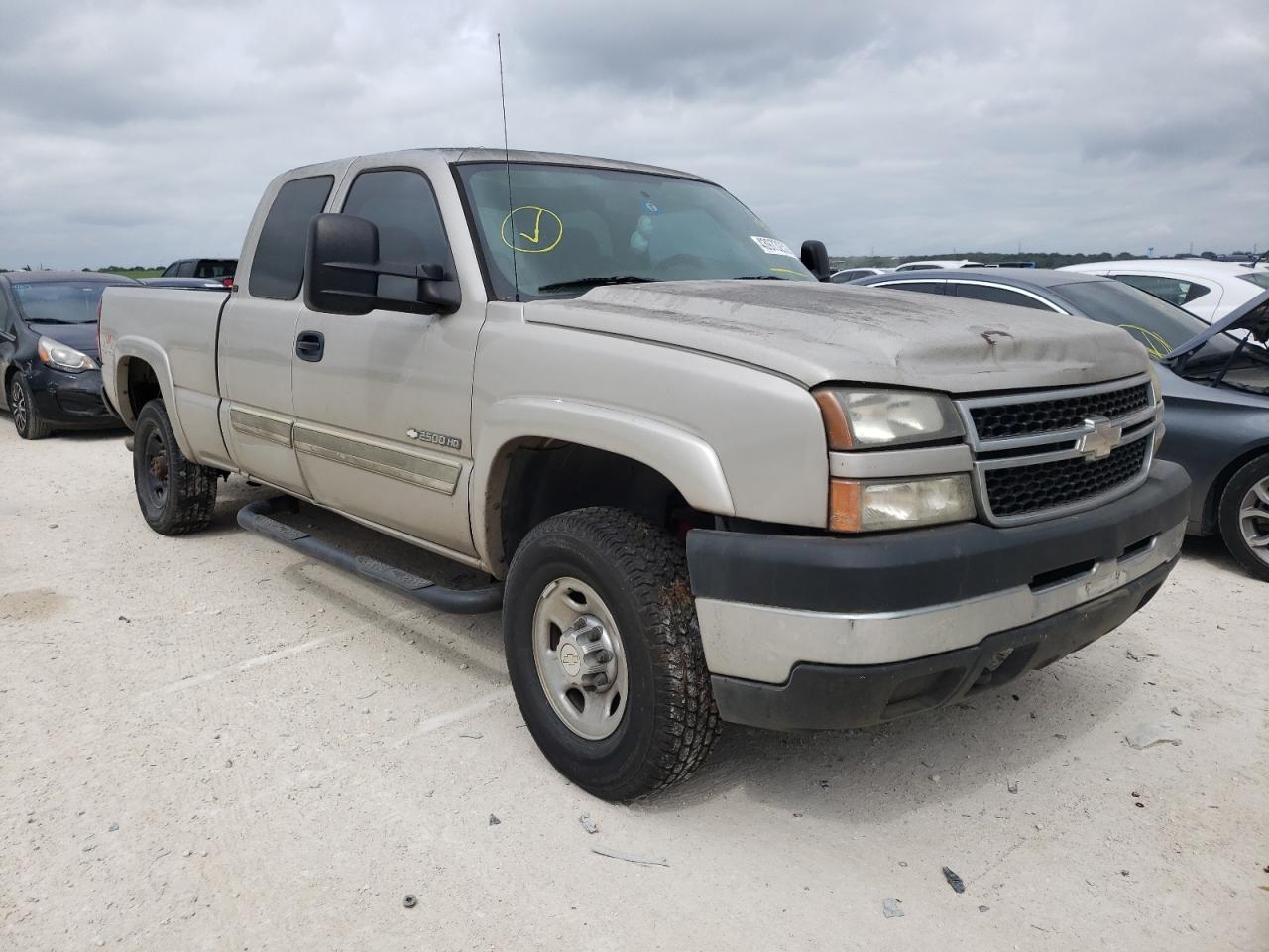 CHEVROLET SILVERADO 2006 with VIN 1GCHK29UX6E107163 - Photo from auction
