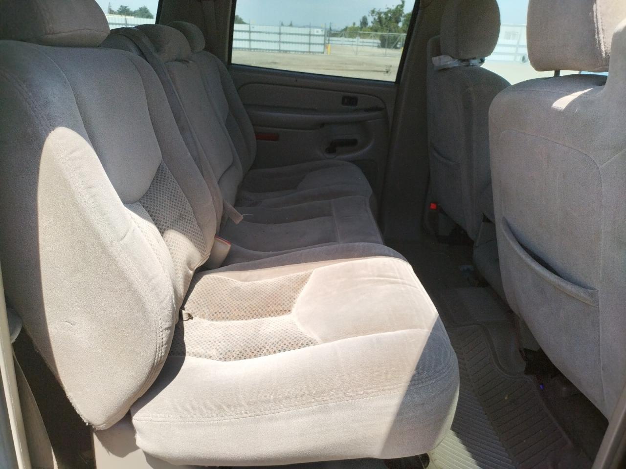 Photo 6 from auction – 2004 CHEVROLET SUBURBAN K with VIN 1GNFK16T84J200711