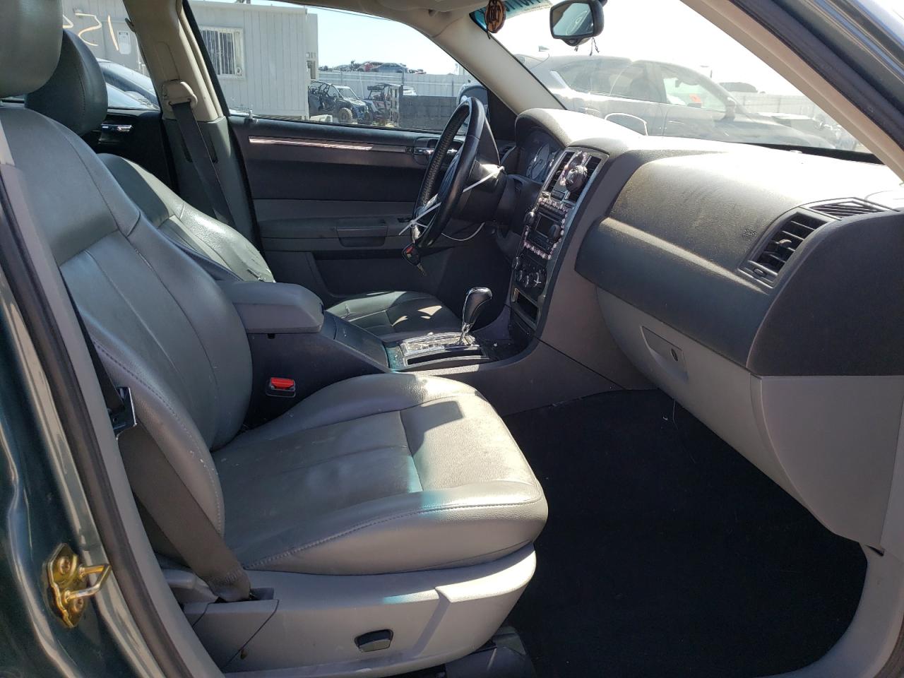 Photo 5 from auction – 2005 CHRYSLER 300 TOURIN with VIN 2C3JA53G85H691874