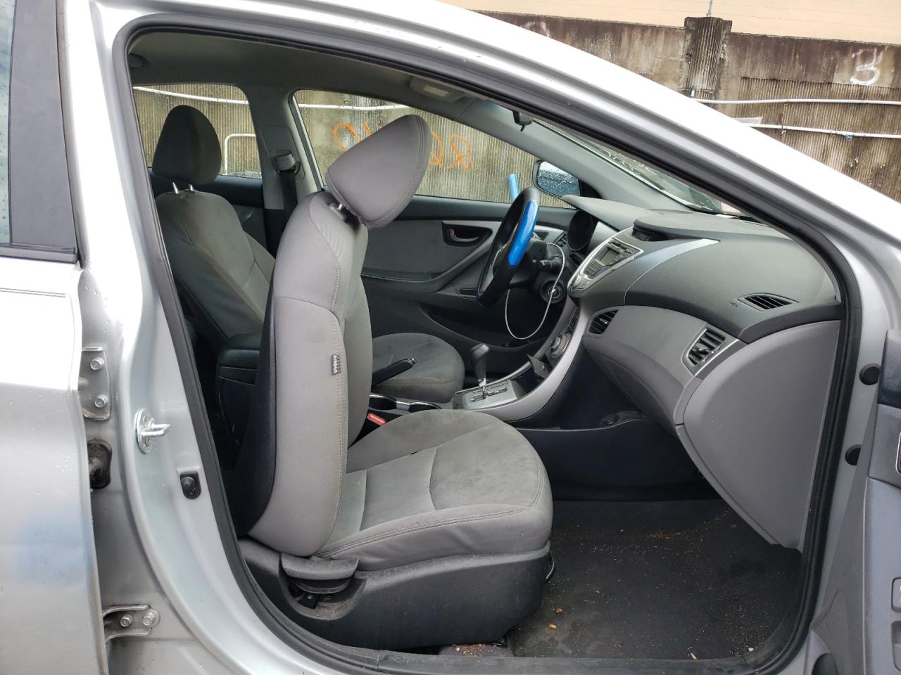 Photo 5 from auction – 2012 HYUNDAI ELANTRA GL with VIN 5NPDH4AE8CH149694