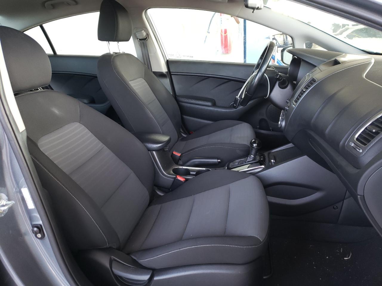 Photo 19 from auction – 2017 KIA FORTE LX with VIN 3KPFL4A71HE033922