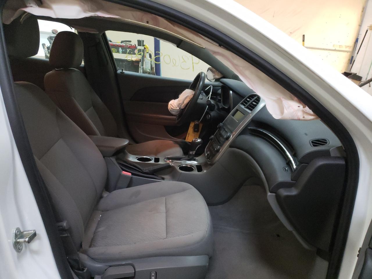 Photo 5 from auction – 2014 CHEVROLET MALIBU LS with VIN 1G11B5SL2EF225116