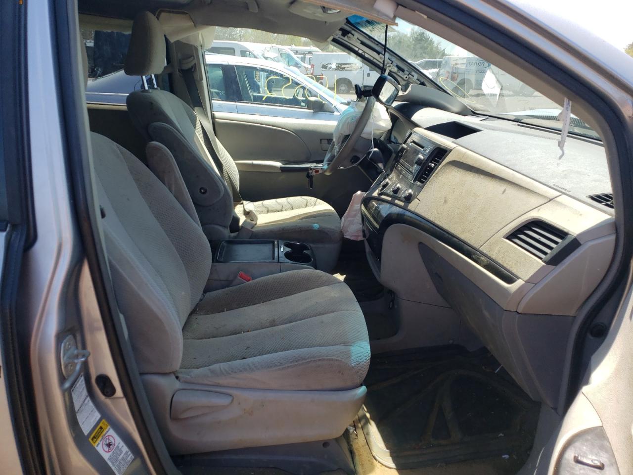 Photo 5 from auction – 2011 TOYOTA SIENNA LE with VIN 5TDJK3DC6BS016790