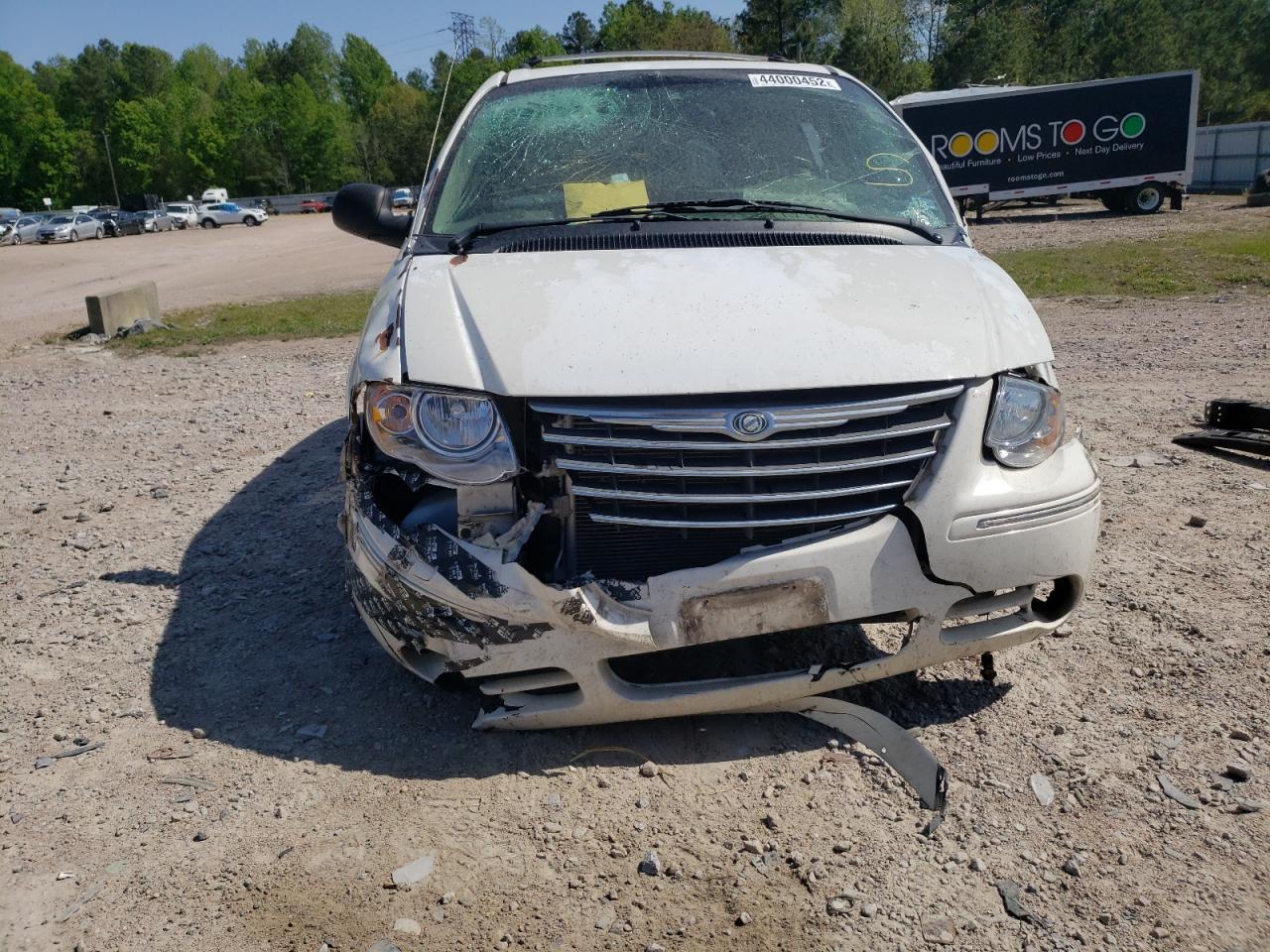 Photo 9 from auction – 2005 CHRYSLER TOWN & COU with VIN 2C8GP64L75R247254