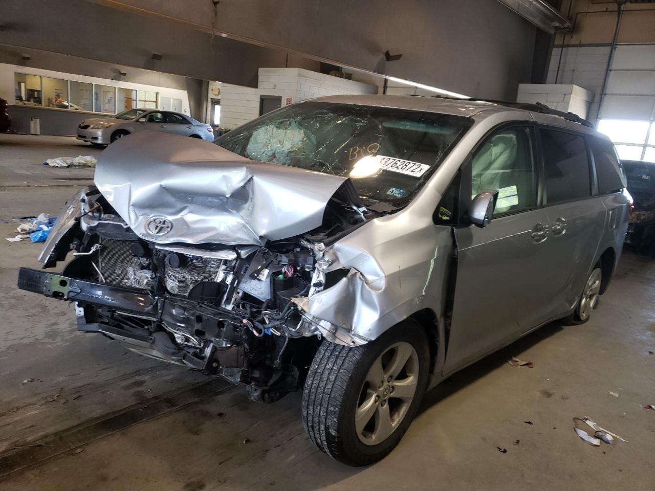 Photo 2 from auction – 2015 TOYOTA SIENNA LE with VIN 5TDKK3DC2FS569043