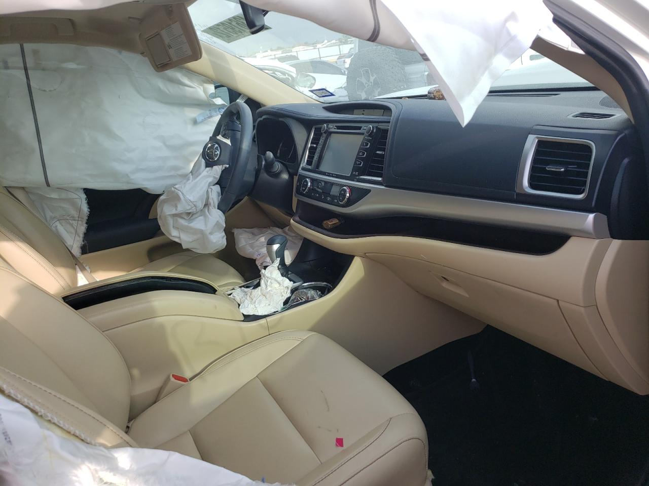 Photo 5 from auction – 2016 TOYOTA HIGHLANDER with VIN 5TDKKRFH5GS168888