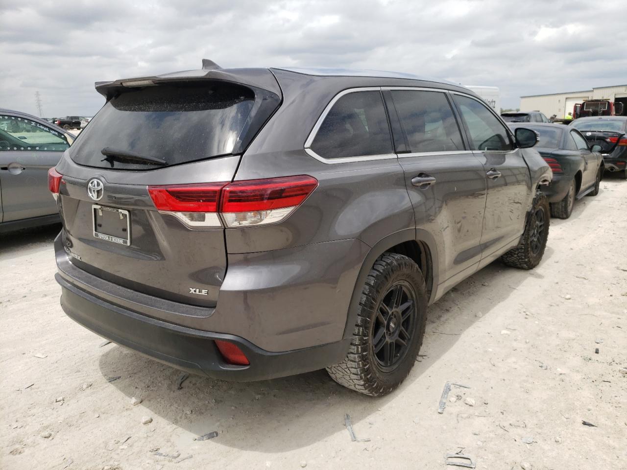 Photo 4 from auction – 2018 TOYOTA HIGHLANDER with VIN 5TDKZRFH9JS540428