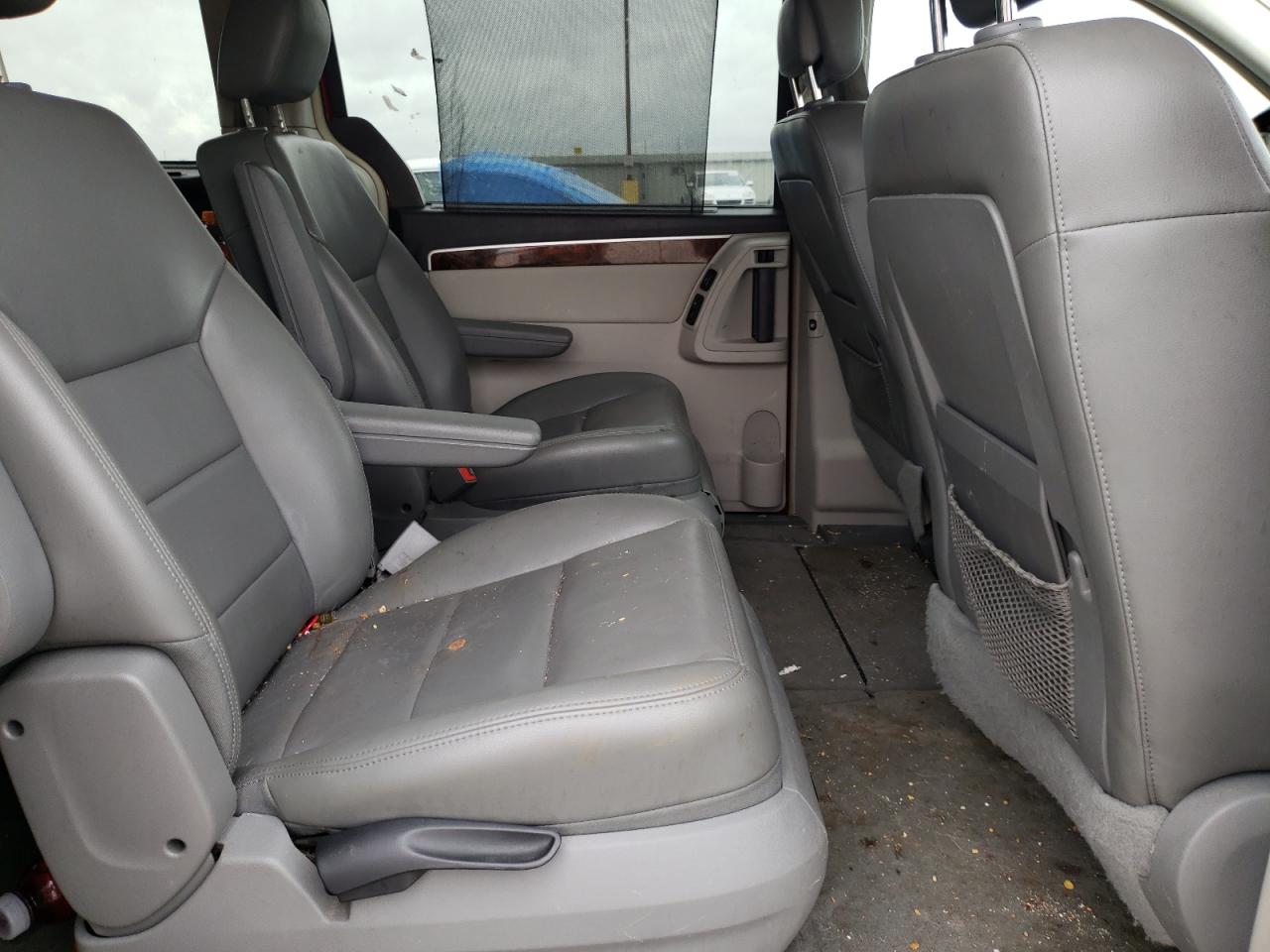 Photo 6 from auction – 2011 VOLKSWAGEN ROUTAN SEL with VIN 2V4RW6DG2BR667456