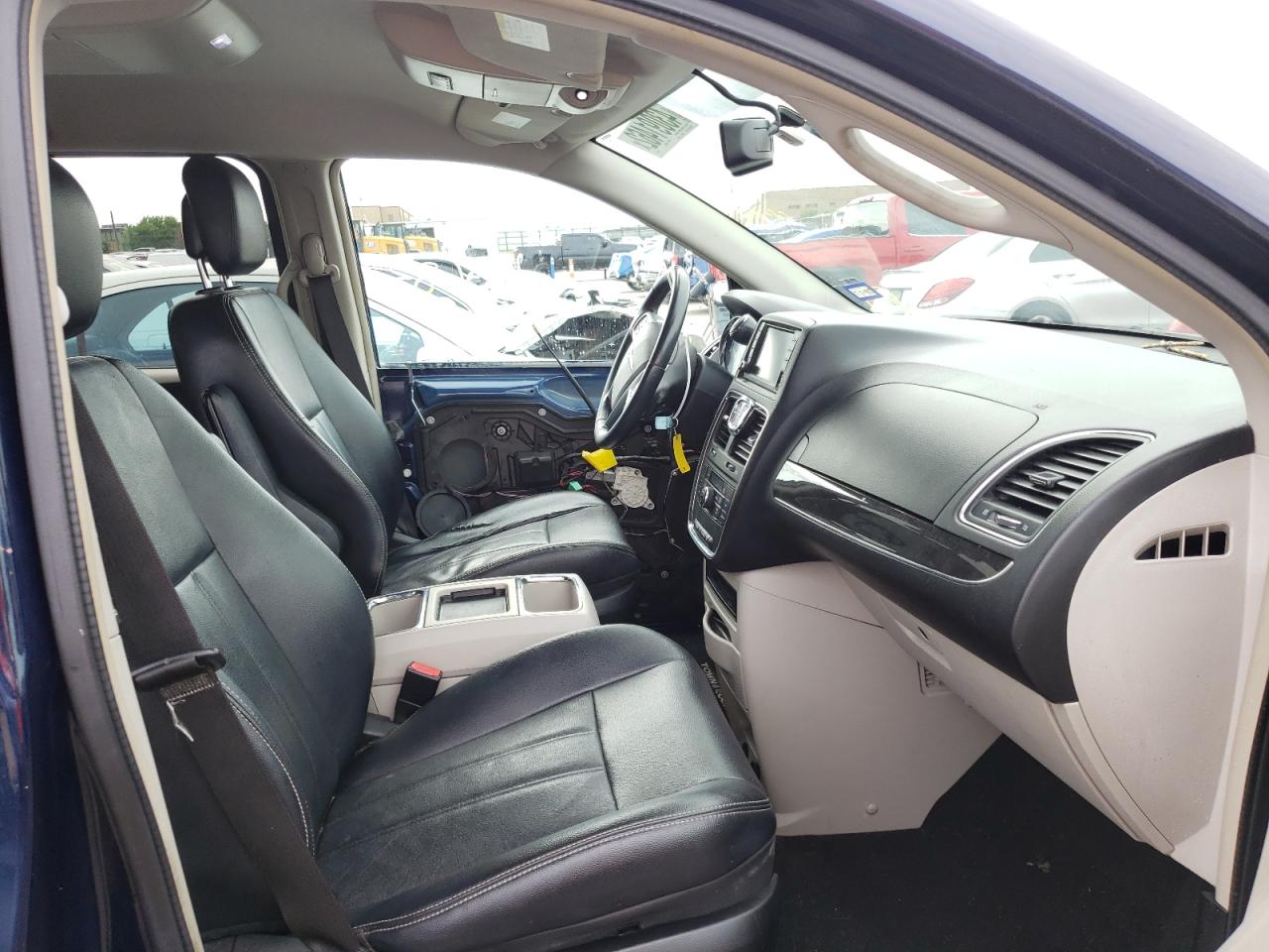 Photo 5 from auction – 2013 CHRYSLER TOWN & COU with VIN 2C4RC1BG8DR706272