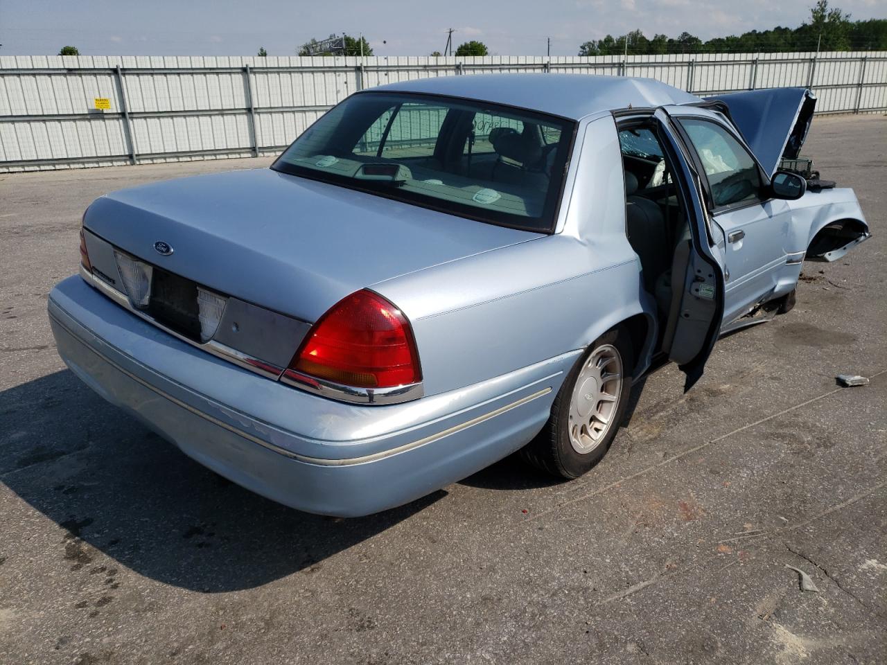 Photo 4 from auction – 2000 FORD CROWN VICT with VIN 2FAFP74W9YX116653