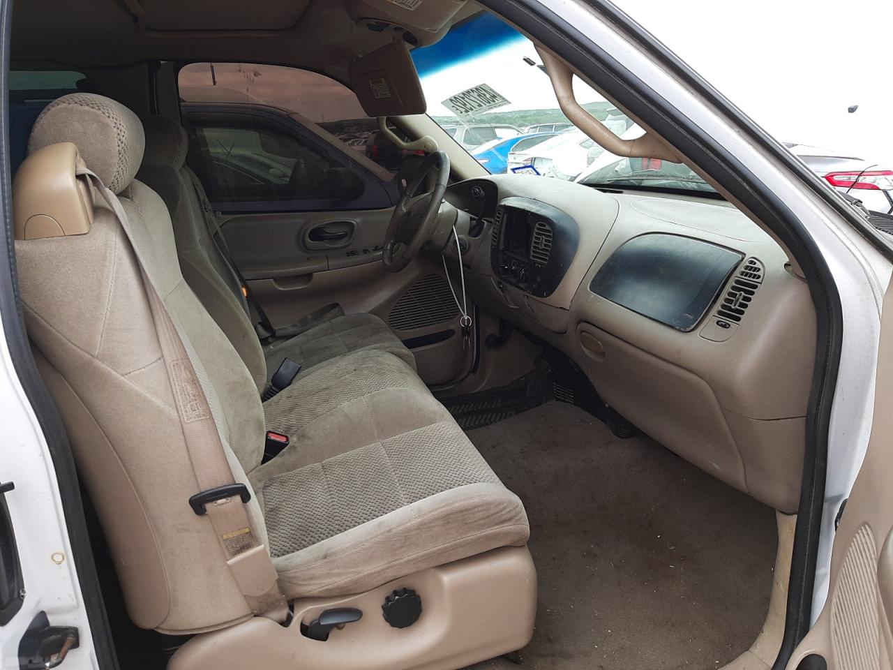 Photo 5 from auction – 2001 FORD F150 with VIN 1FTRX07W41KA56445