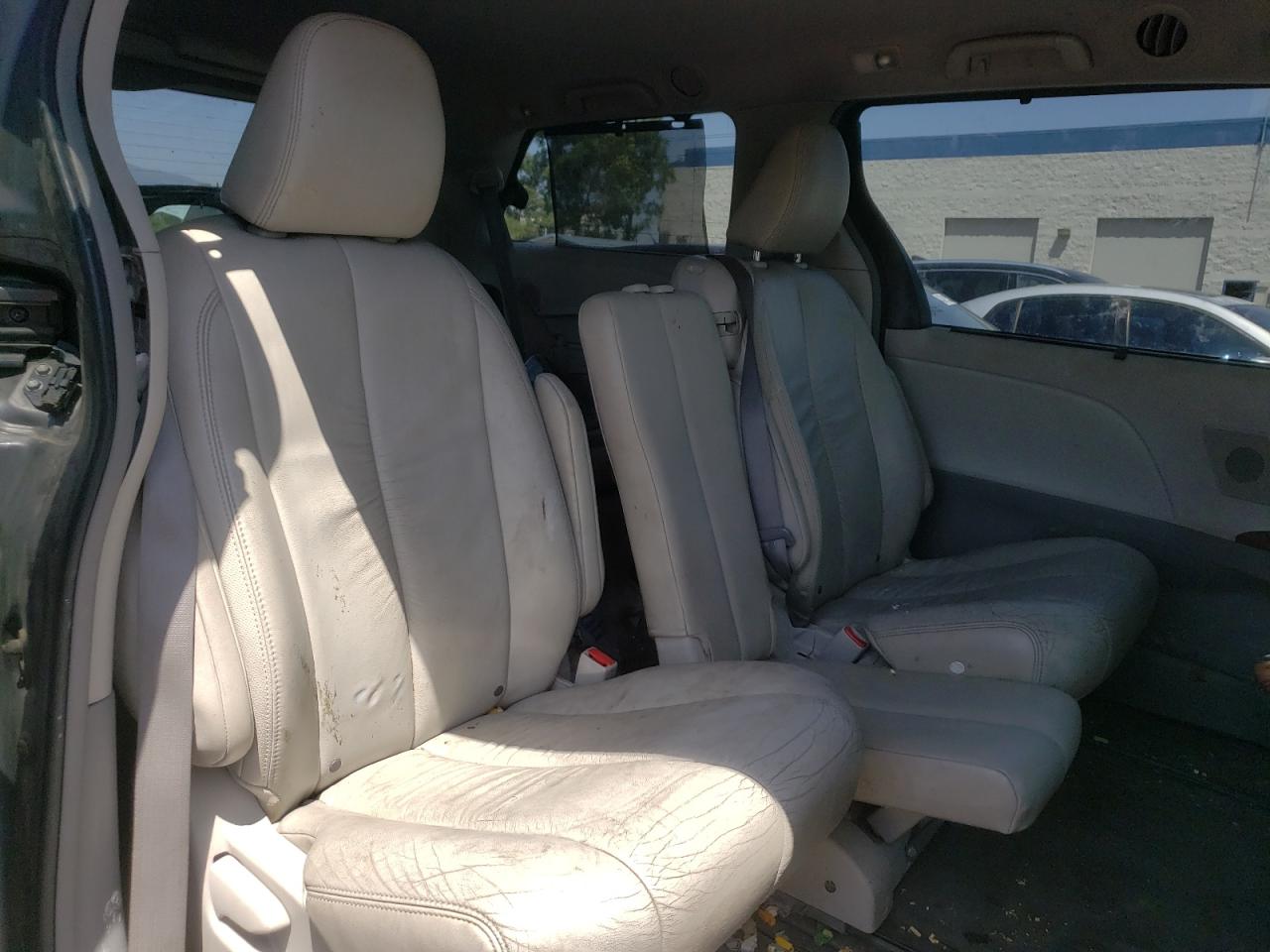 Photo 6 from auction – 2011 TOYOTA SIENNA XLE with VIN 5TDYK3DC0BS086042
