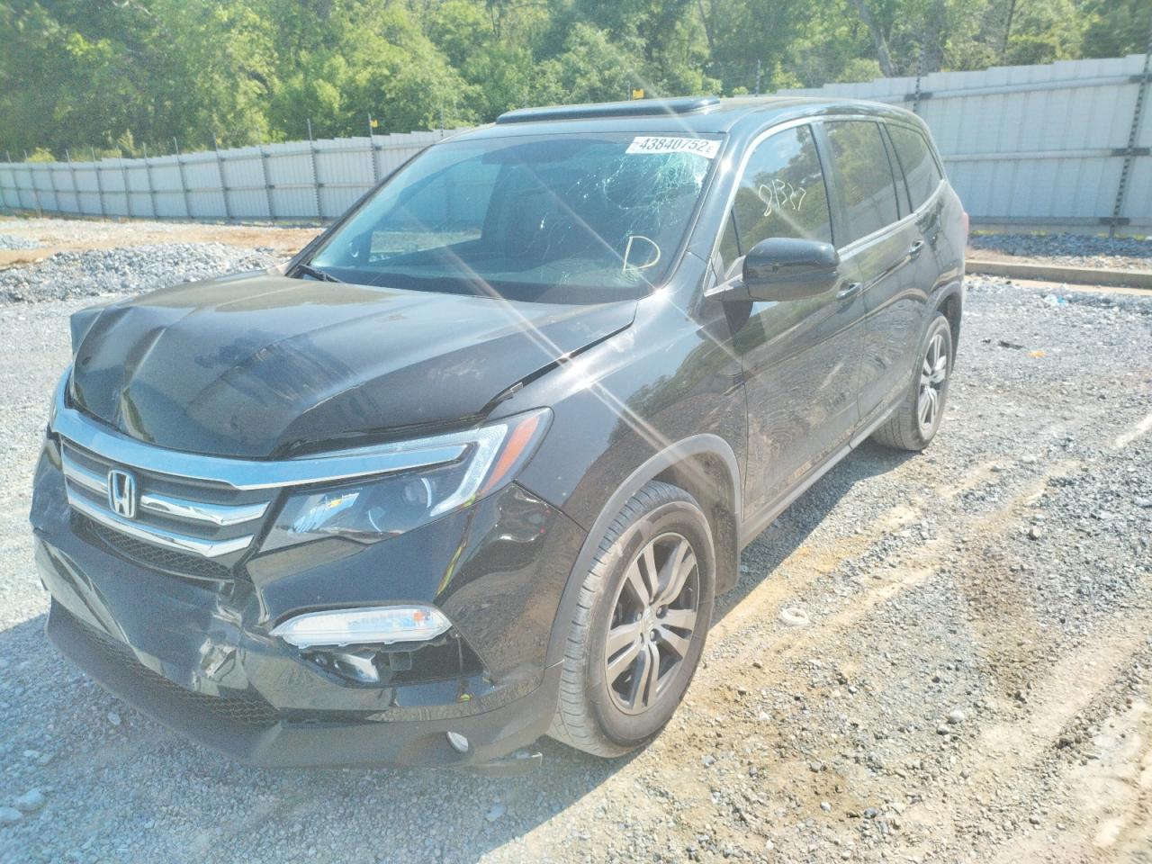Photo 2 from auction – 2017 HONDA PILOT EXL with VIN 5FNYF5H5XHB001961