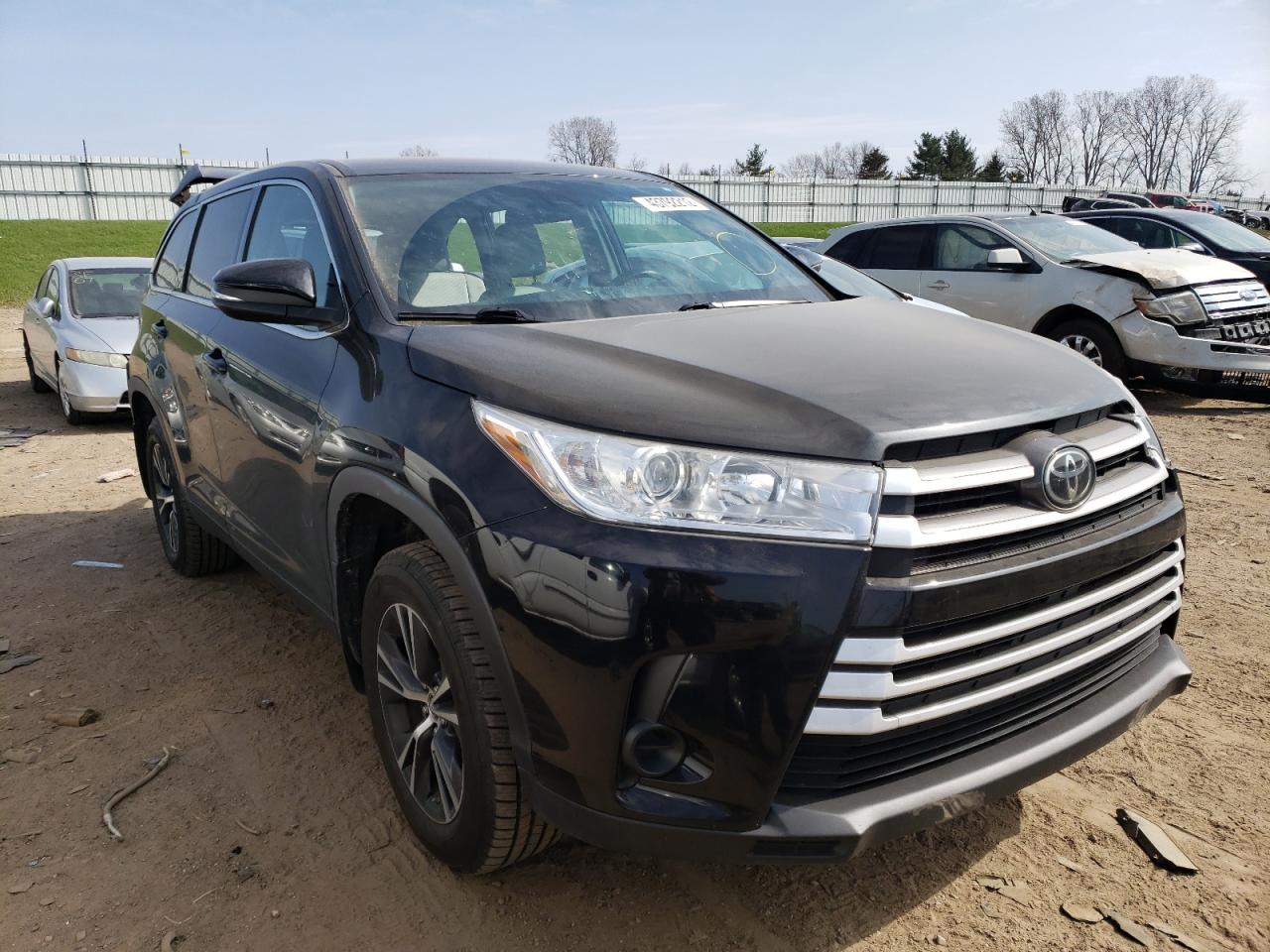TOYOTA HIGHLANDER 2019 with VIN 5TDBZRFH3KS967816 - Photo from auction