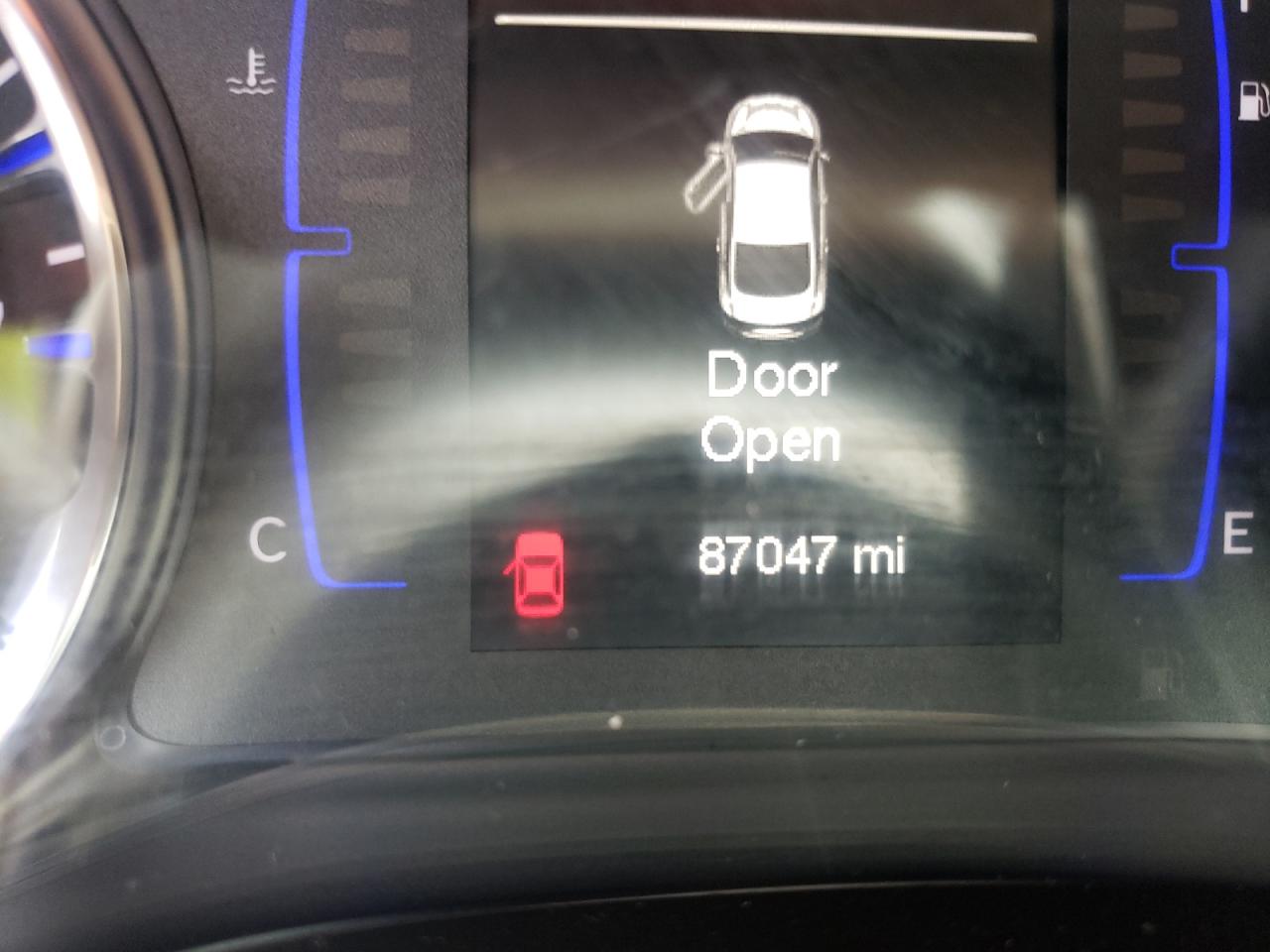 Photo 8 from auction – 2015 CHRYSLER 200 LIMITE with VIN 1C3CCCAB1FN708344