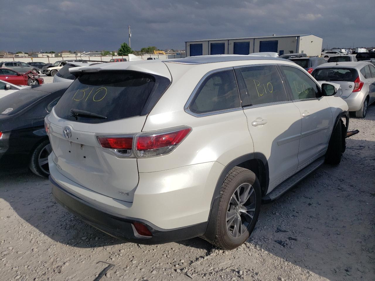 Photo 4 from auction – 2016 TOYOTA HIGHLANDER with VIN 5TDKKRFH5GS168888