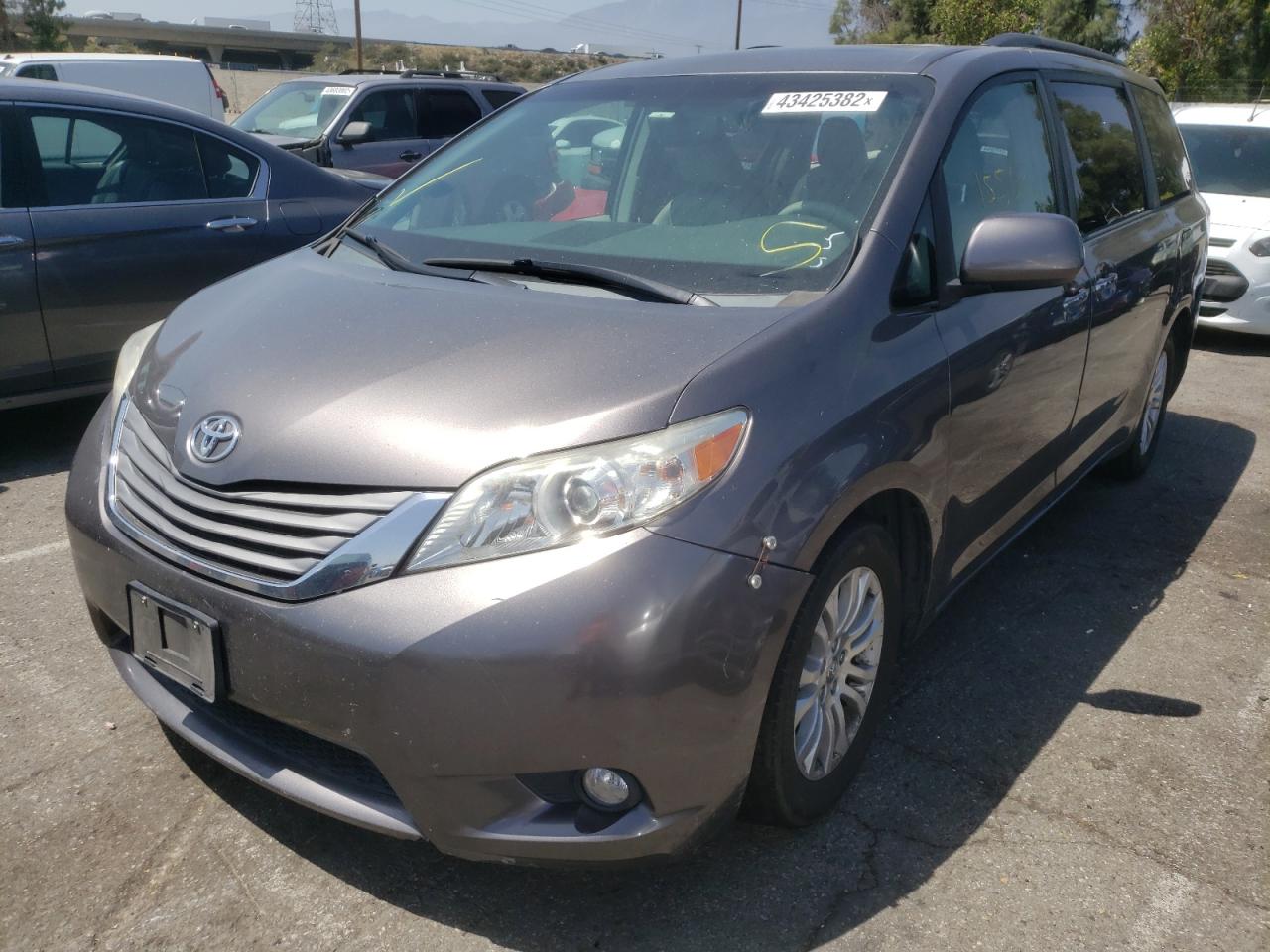 Photo 2 from auction – 2011 TOYOTA SIENNA XLE with VIN 5TDYK3DC0BS086042