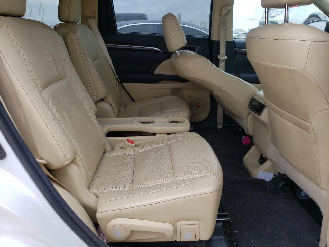 Photo 6 from auction – 2015 TOYOTA HIGHLANDER with VIN 5TDYKRFH9FS067006