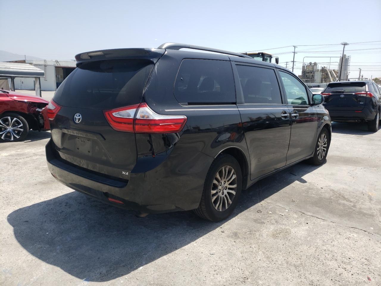 Photo 4 from auction – 2016 TOYOTA SIENNA XLE with VIN 5TDYK3DC5GS722476