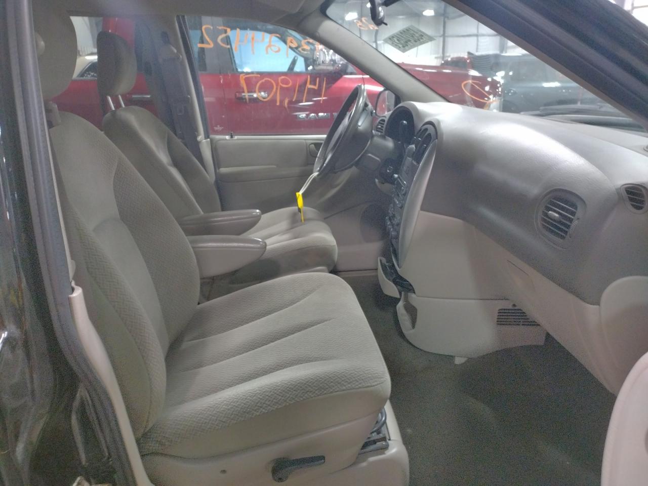 Photo 5 from auction – 2006 CHRYSLER TOWN & COU with VIN 2A8GP54L26R923972