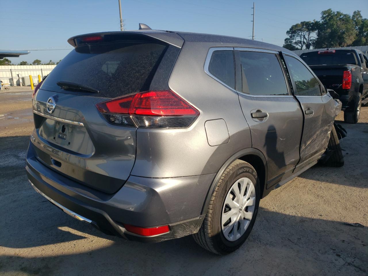 Photo 4 from auction – 2017 NISSAN ROGUE S with VIN 5N1AT2MT6HC810931