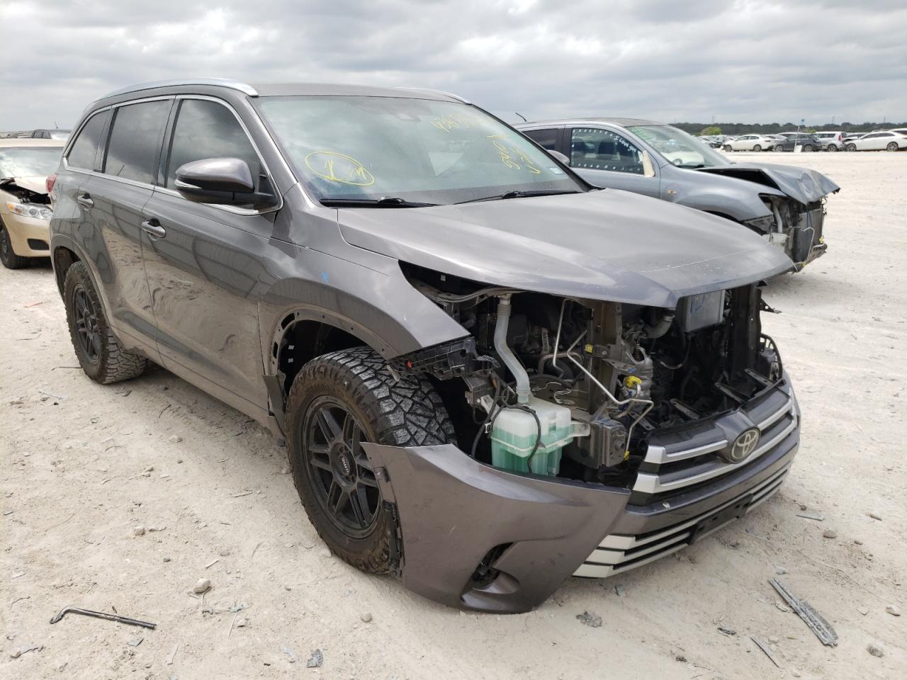 TOYOTA HIGHLANDER 2018 with VIN 5TDKZRFH9JS540428 - Photo from auction