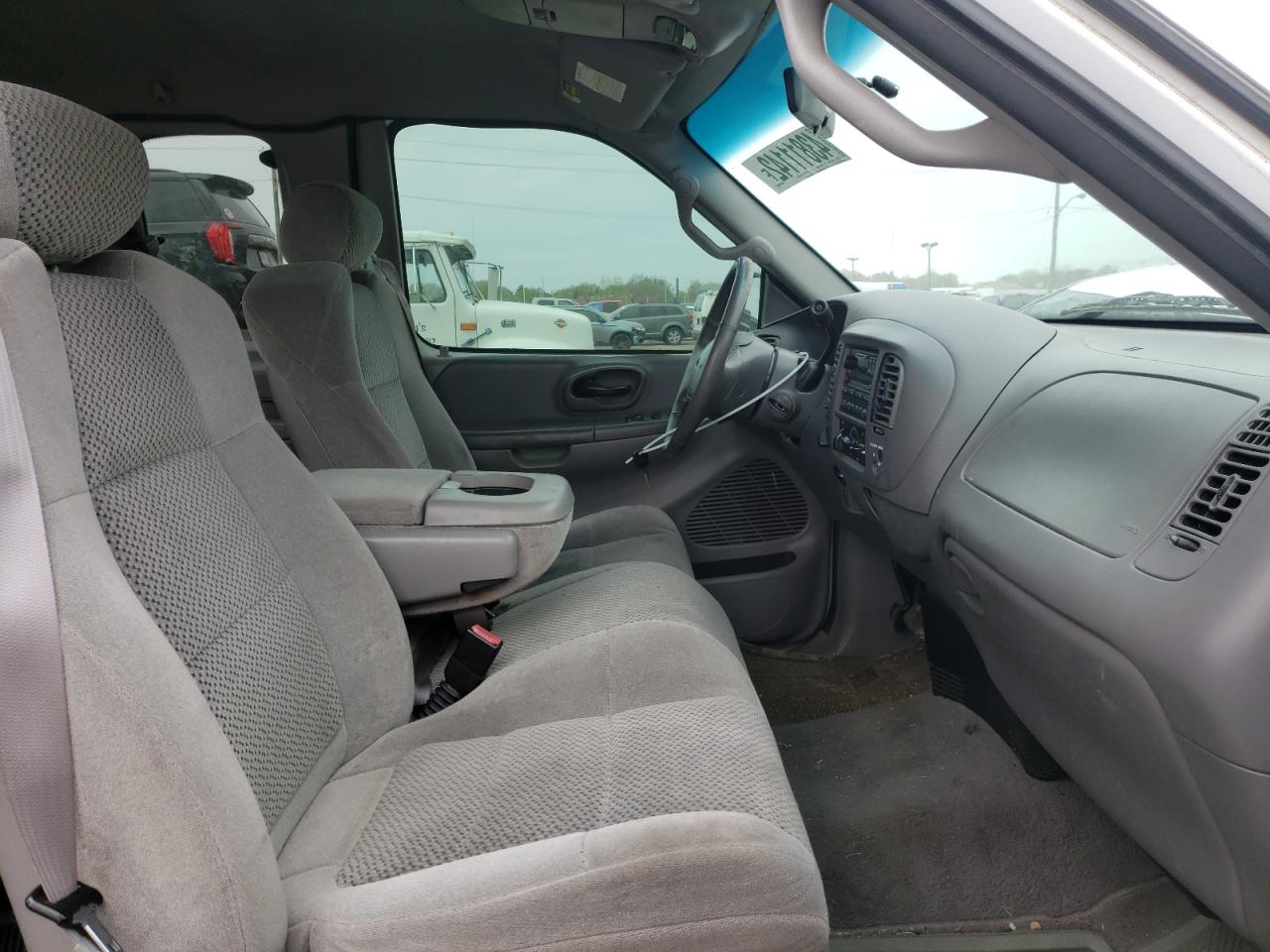 Photo 5 from auction – 2002 FORD F150 with VIN 1FTRX18L52NA84104