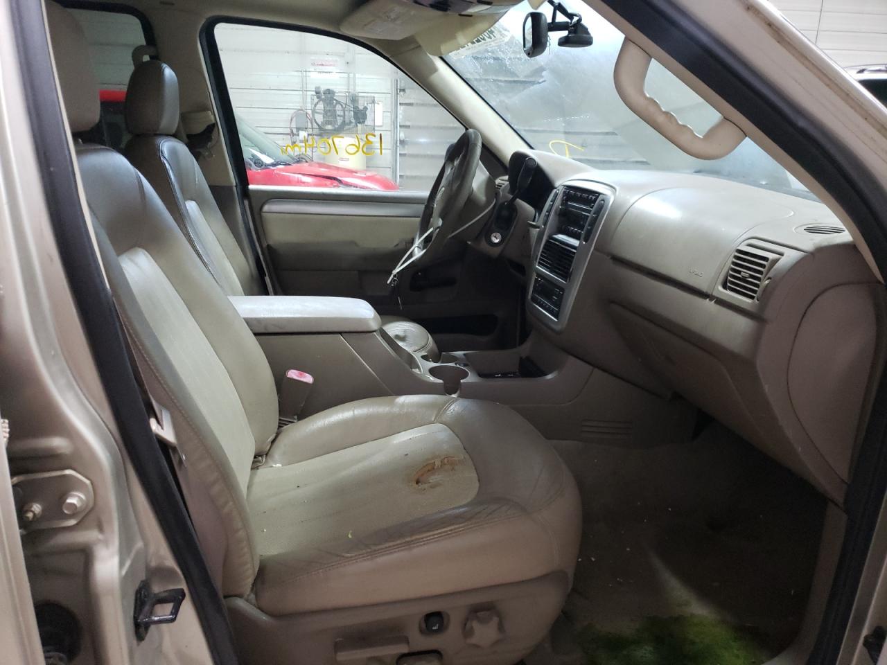 Photo 5 from auction – 2005 MERCURY MOUNTAINEE with VIN 4M2DU86W25UJ00739