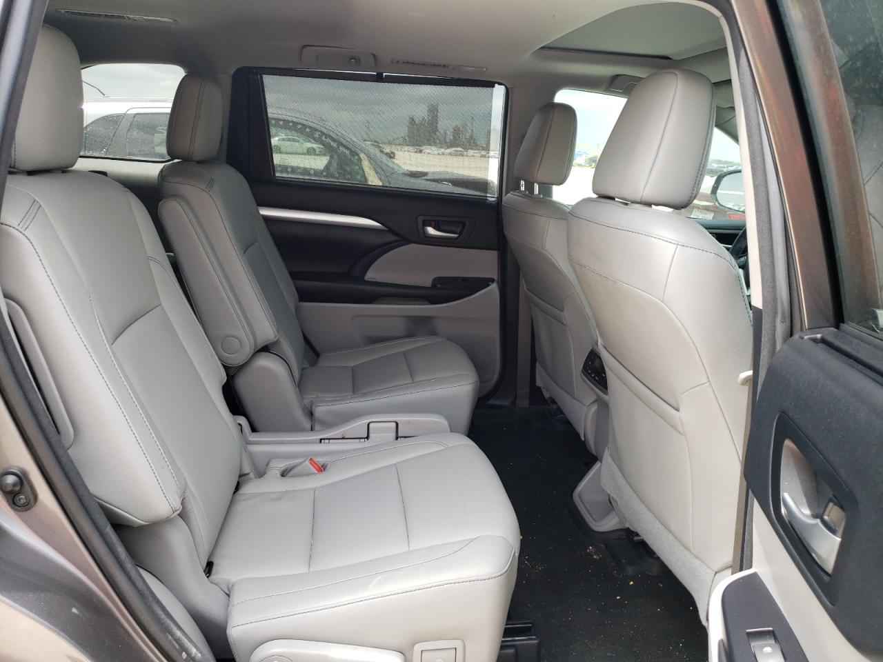 Photo 6 from auction – 2018 TOYOTA HIGHLANDER with VIN 5TDKZRFH9JS540428
