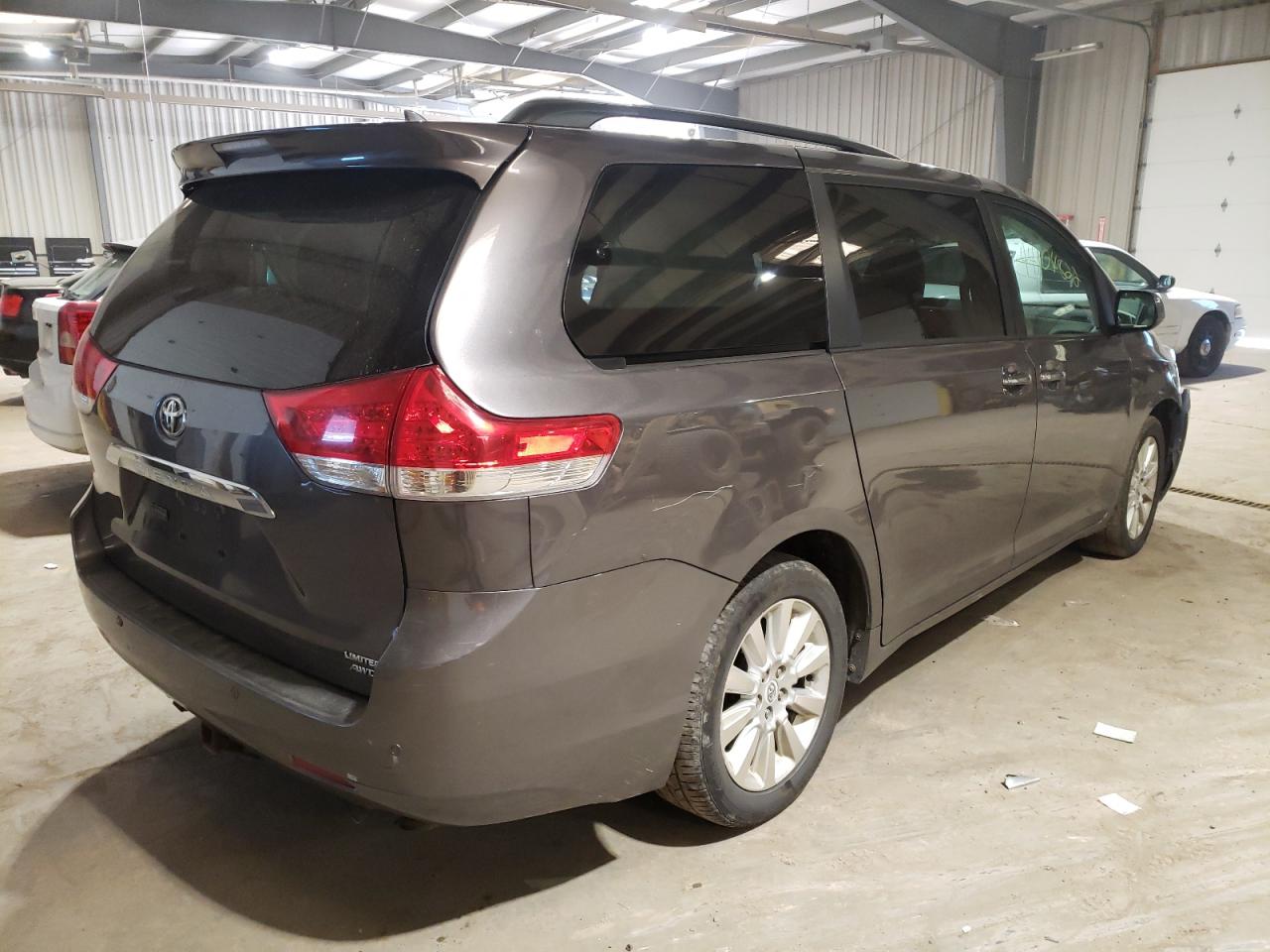 Photo 4 from auction – 2011 TOYOTA SIENNA XLE with VIN 5TDDK3DC4BS026182